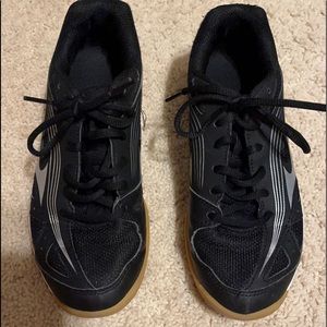 Black Mizuno Volleyball Shoes. Size 6 in Womens.